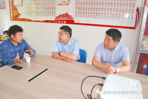 聽取社區(qū)工作人員對(duì)社區(qū)基本情況和群眾反映的意見、需求的介紹.jpg